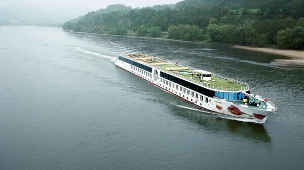 A-ROSA SENA (в интернете можно посмотреть фото внутреннего убранства!)