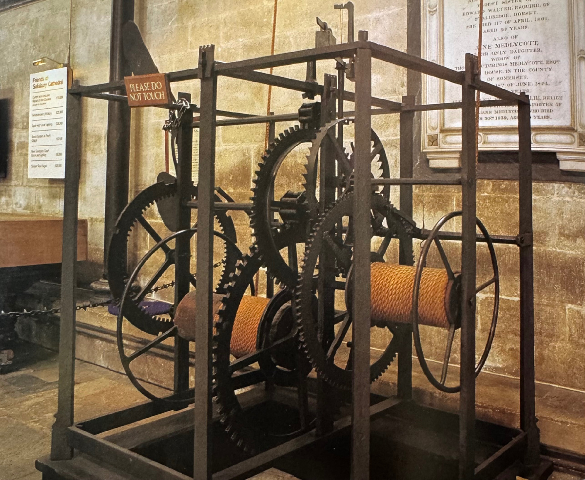 Башенные часы Солсберийского собора - одни из первых механических часов, датируемые 1386 г. Хотя и в сильно измененном виде, этот механизм в металлической клетке определил основные направления в производстве часов: движущая сила обеспечивалась с помощью гирь, наматываемых на револьверный барабан, и зубчатых колес, регулирующих движение. Это было в одинаковой степени триумфом техники и большим железным чудом, характерным для промышленной революции, которая пришла четыре столетия спустя.