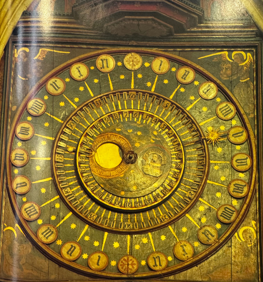 Около III тысячелетия до н.э. китайские астрономы сделали открытие, что, наблюдая за звездами, можно определить периоды равноденствия и солнцестояния. Астрономические знания стали распространяться в Европе, где в 640 г. до н. э. была основана школа на острове Кос в Восточном Средиземноморье. Наиболее выдающимися астрономами были арабы, их открытия принесли с собой в Испанию мавры. Британия приняла эстафету в XIII в. благодаря усилиям Джона Холивуда, известного как Сакро Боско (ум. в 1256 г.) и написавшего учебник по астрономии Sphaera Mundi, который выдержал 56 изданий. Астрономические часы Уэллского собора, относящиеся к этому периоду, являются изящным образцом искусства, имеющим, тем не менее, весьма значительную практическую пользу