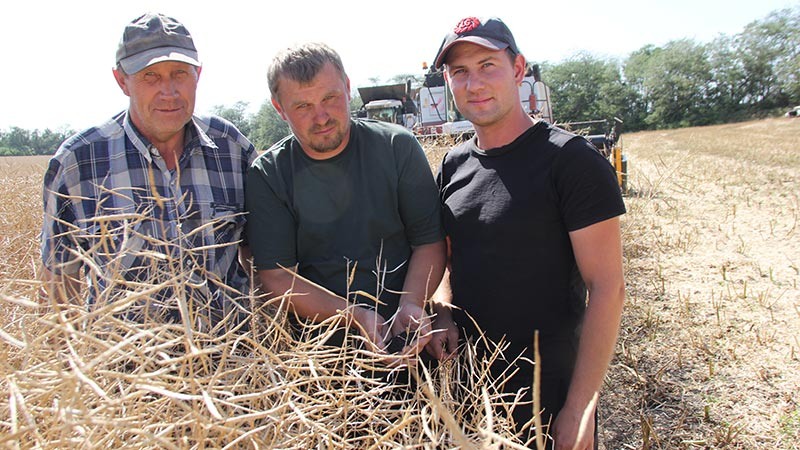    Цепляй на жатку стол - рапс пошел