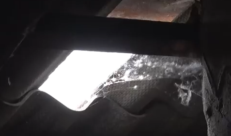     Крыша дома в городе Назарово течёт и пугает жителей