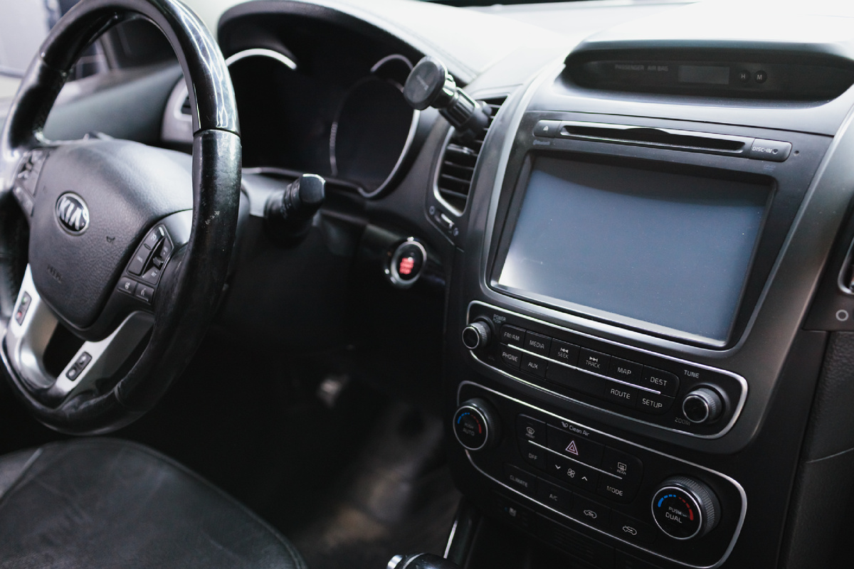 Источник фото: https://custom-heroes.ru/raboty/vid-uslugi/avtozvuk/ustanovka-teyes-cc3-2k-v-kia-sorento-kogda-multimedia-vyhodit-na-novyy-uroven/