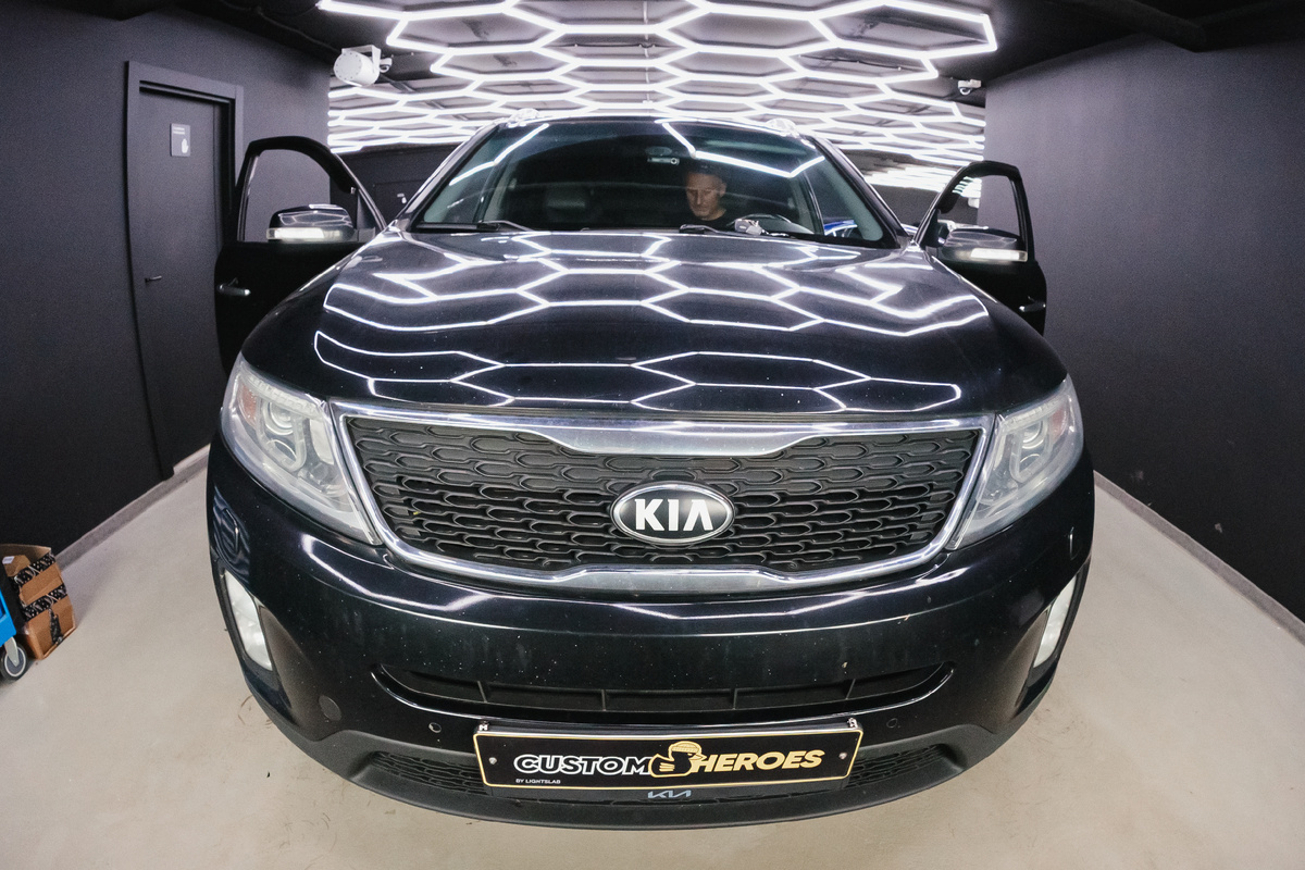 Источник фото: https://custom-heroes.ru/raboty/vid-uslugi/avtozvuk/ustanovka-teyes-cc3-2k-v-kia-sorento-kogda-multimedia-vyhodit-na-novyy-uroven/
