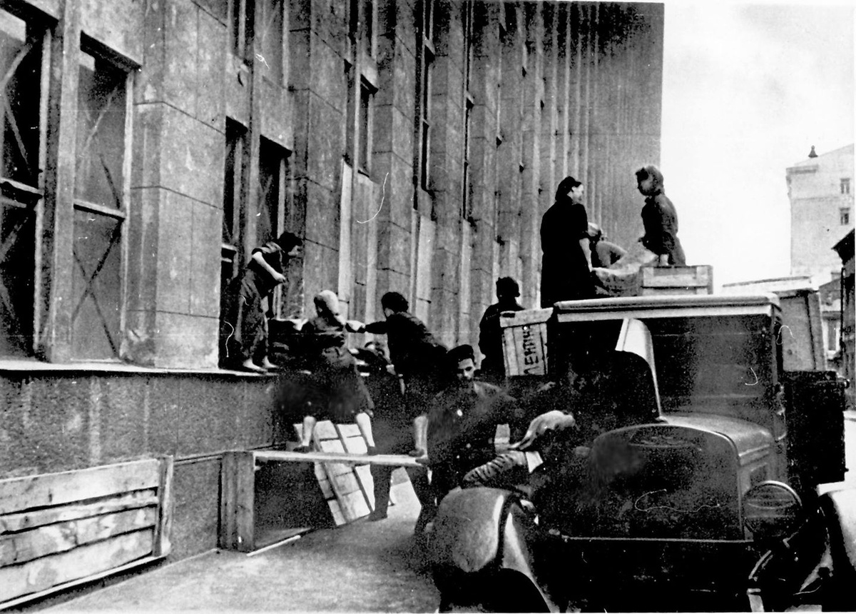 Выгрузка книг после возвращения в Москву.  Фото из свободного доступа в интернете