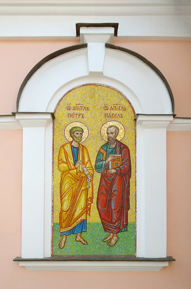 Храм Покрова Пресвятой Богородицы в Покровском-Стрешневе. Святые Апостолы Петр и Павел, мозаичная фреска. Фото: Елена Коромыслова