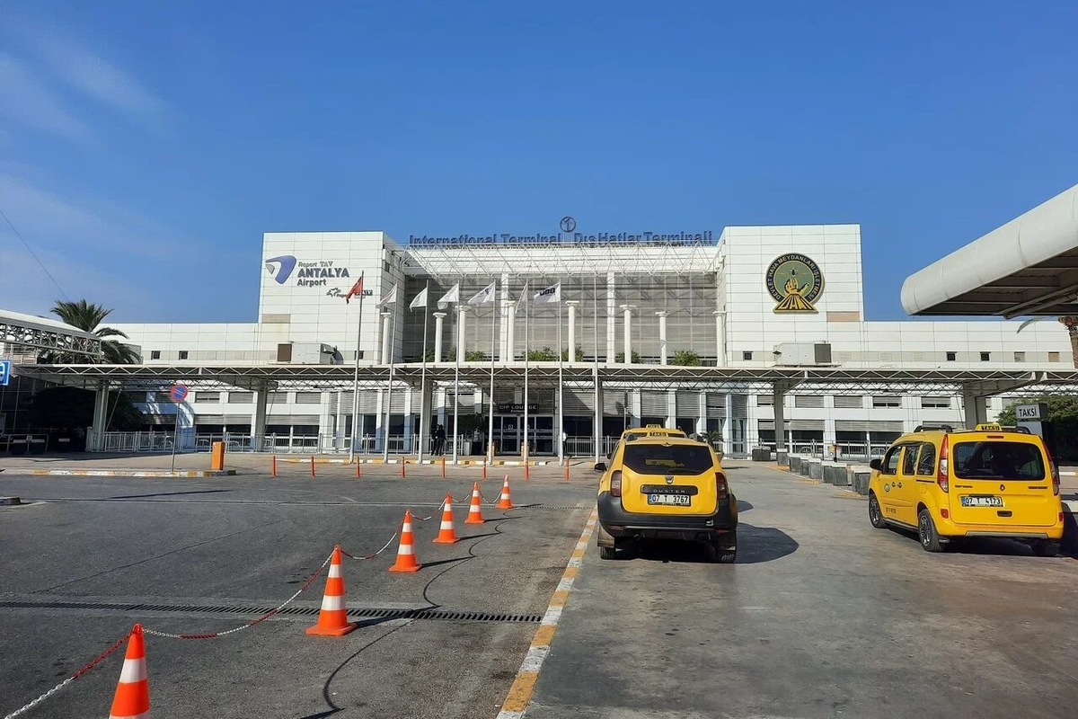 Стоянка такси перед международным терминалом аэропорта Анталья. Официальные машины обязательно жёлтого цвета и с табличкой Taksi. Фото: Бехзод Олимжонович / Яндекс Карты