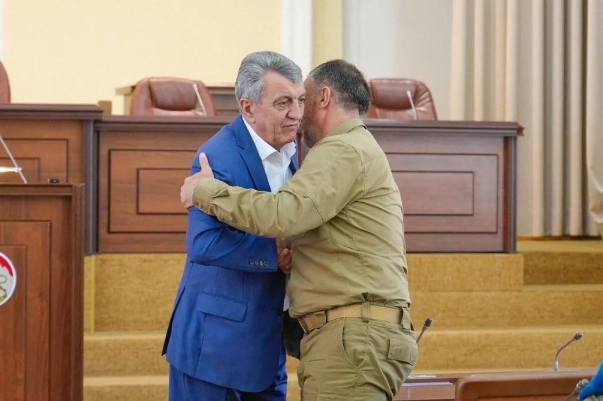    Глава Осетии Сергей Меняйло вручил бойцам батальона «Алания» госнаграды