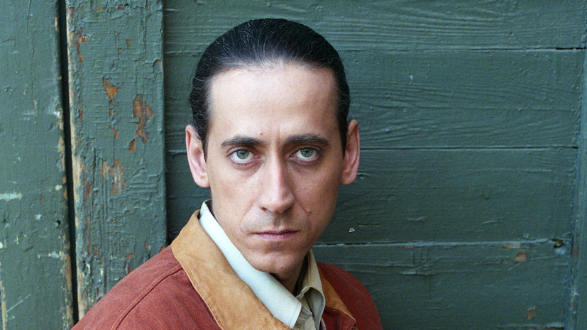     «Женя был абсолютным мужчиной. В нём совершенно не было тряпочности, безволия, неспособности принять решение, что встречается сейчас на каждом шагу. И в то же время он был мягким человеком, он не мог отказать кому-то», — говорила об артисте его супруга, актриса Нина Дворжецкая Legion-Media