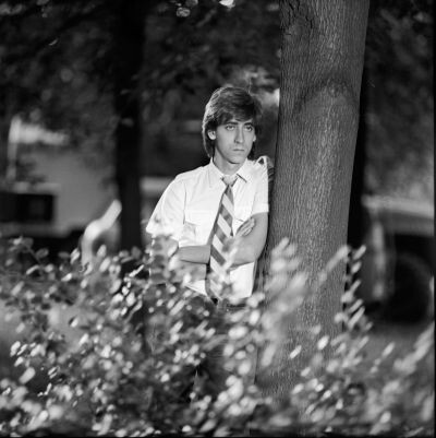    Евгений Дворжецкий родился 12 июля 1960 года в театральной семье. Его отец Вацлав Янович был известным актёром, мама Рива Яковлевна — режиссёром и педагогом. Но о желании стать артистом Евгений заговорил только в десятом классе / Legion-Media