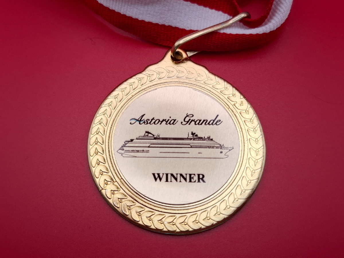 Медаль от "Астории Гранде", пустячок - а приятно)