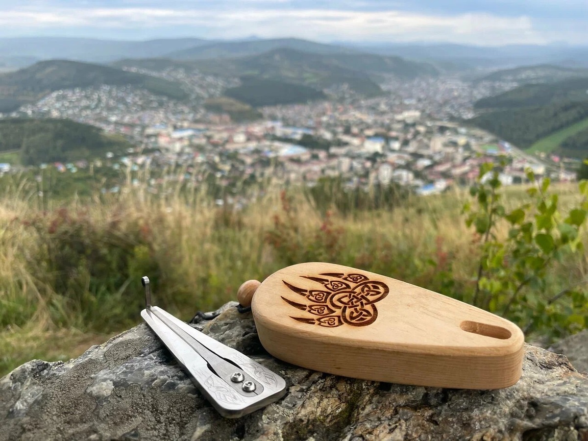 Иногда используют варган — музыкальный инструмент, на котором играют, прижимая к зубам или губам. Фото: Илья Гарус / Яндекс Карты