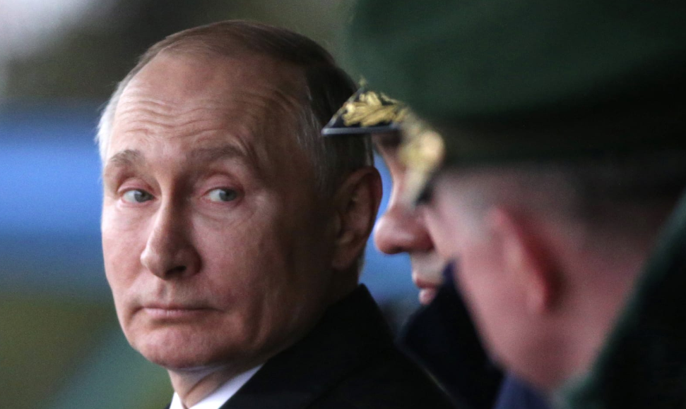 «Самая красная из красных линий»: Путин на авиабазе у границы с Эстонией в 2020 году © Getty Images/Mikhail Svetlov