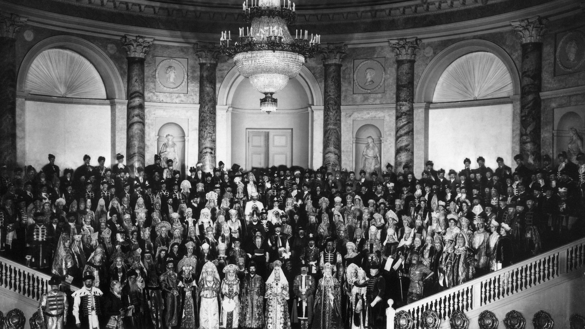 На костюмированном балу 1903 года в Зимнем дворце присутствовало около 390 человек. Все гости были одеты в костюмы времен царя Алексея Михайловича