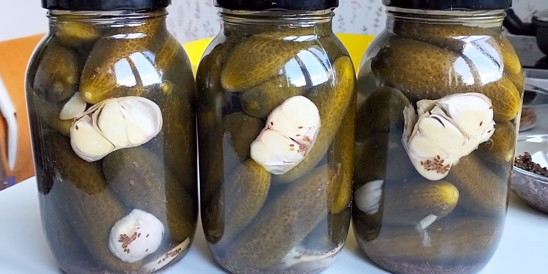 Соленые огурцы без сахара и уксуса, стоят в квартире