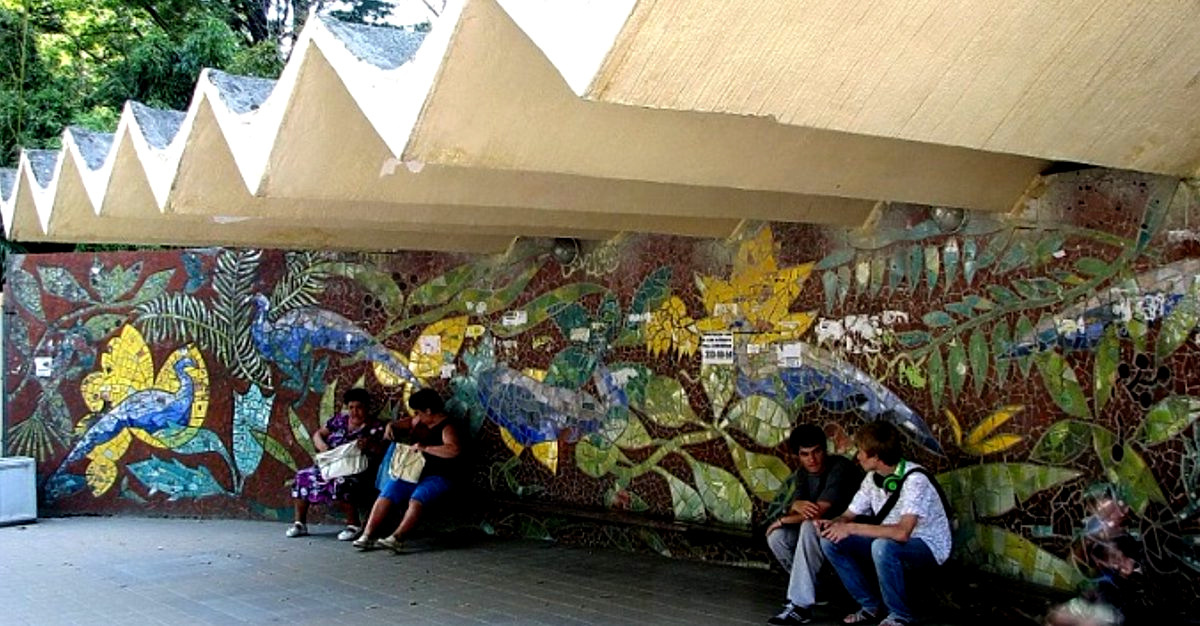 Остановка общественного транспорта в Сочи