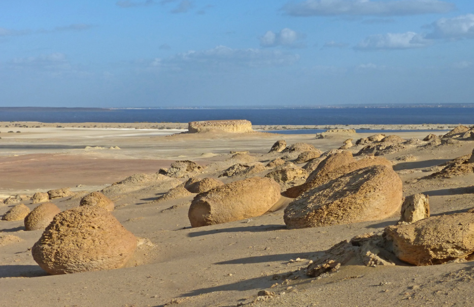 По проторенной дорожке Аральского моря. На фото обнажившееся дно Меридова озера (Карун). В путеводителях данный участок именуется Долиной арбузов за счёт сходства камней с любимым летнем плодом семейства тыквенных 