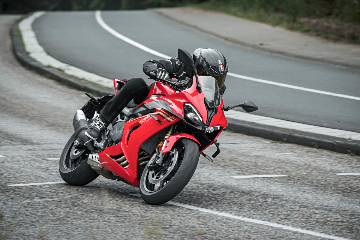 Точный и стильный. Функциональный и стремительный. Дизайн SRK 800 RR характеризуется спортивными гранями и четкими формами. Передние аэродинамические элементы создают дополнительную прижимную силу на высоких скоростях и повышают устойчивость при торможении