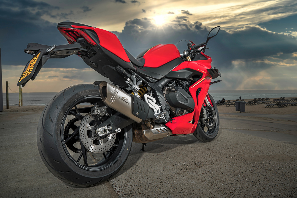 Трудно себе представить больший эффект, чем тот, который производит спортивный мотоцикл, будоражащий все чувства и глубоко западающий в душу. Рядный 4-цилиндровый двигатель рабочим объемом 778 см³ и мощностью 95 л.с., 6-ступенчатая коробка передач и вспомогательные системы — каждый его элемент ориентирован на максимальную динамику