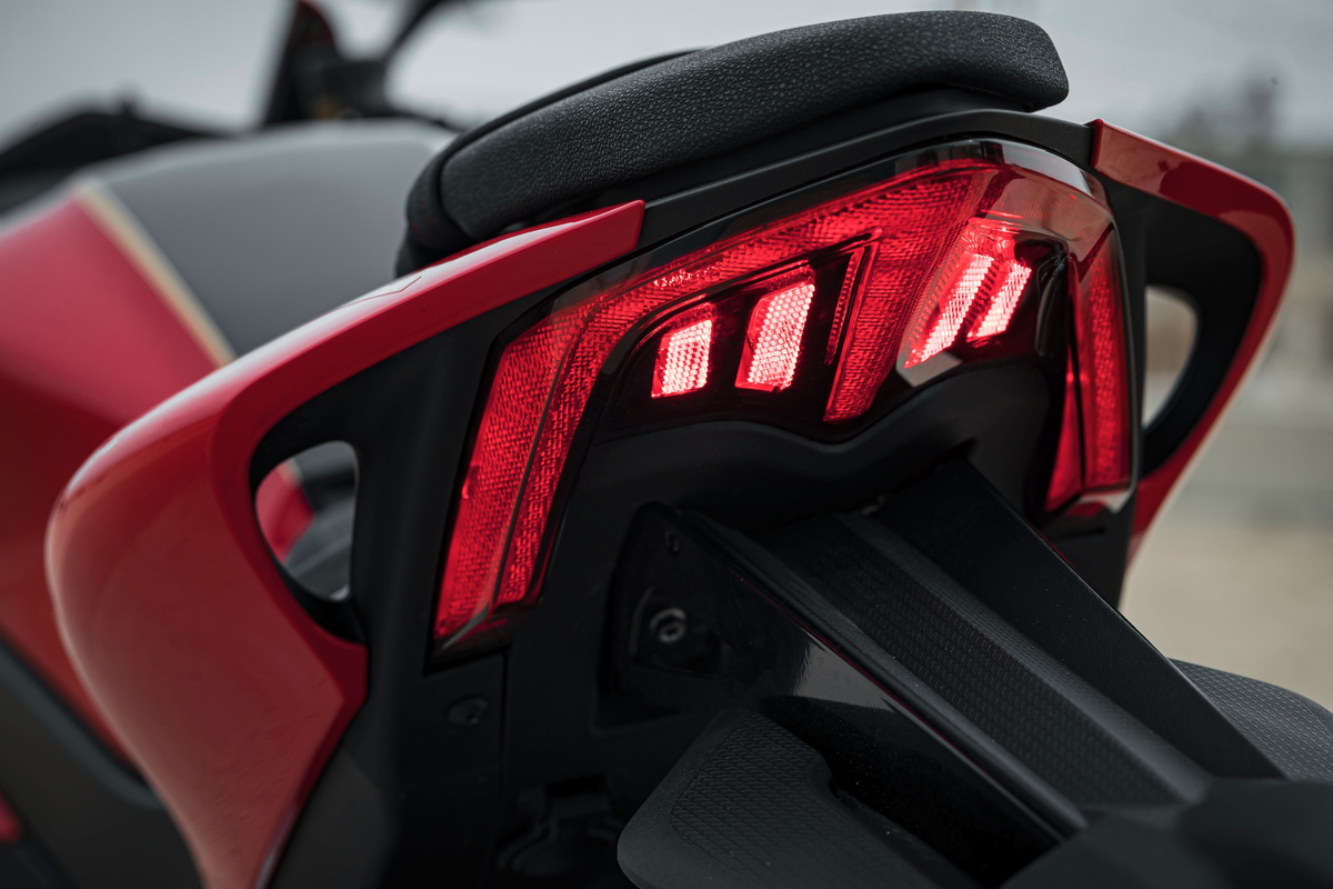 Трудно себе представить больший эффект, чем тот, который производит спортивный мотоцикл, будоражащий все чувства и глубоко западающий в душу. Рядный 4-цилиндровый двигатель рабочим объемом 778 см³ и мощностью 95 л.с., 6-ступенчатая коробка передач и вспомогательные системы — каждый его элемент ориентирован на максимальную динамику