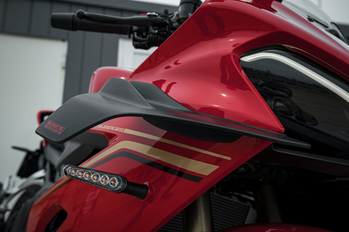 Трудно себе представить больший эффект, чем тот, который производит спортивный мотоцикл, будоражащий все чувства и глубоко западающий в душу. Рядный 4-цилиндровый двигатель рабочим объемом 778 см³ и мощностью 95 л.с., 6-ступенчатая коробка передач и вспомогательные системы — каждый его элемент ориентирован на максимальную динамику