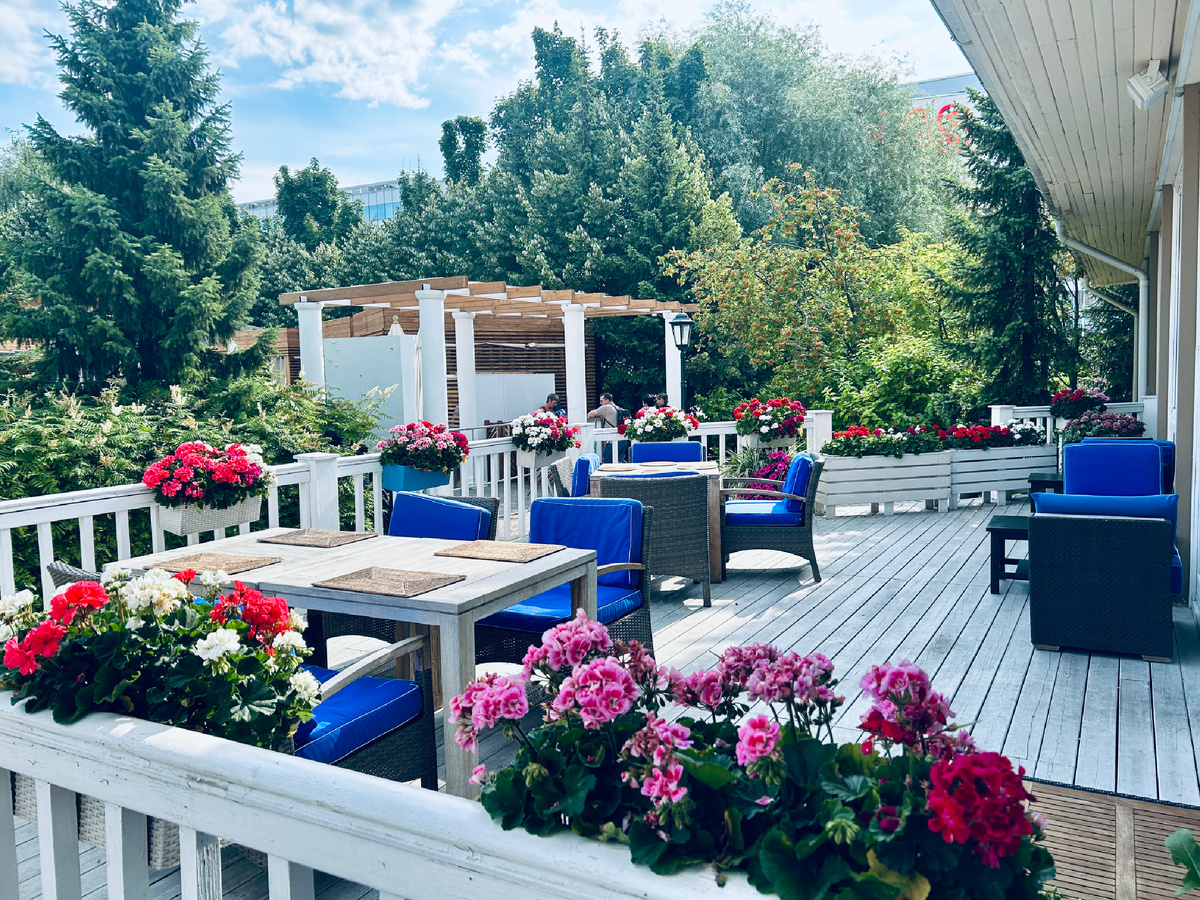 Веранда ресторана Shore House. Фото автора 