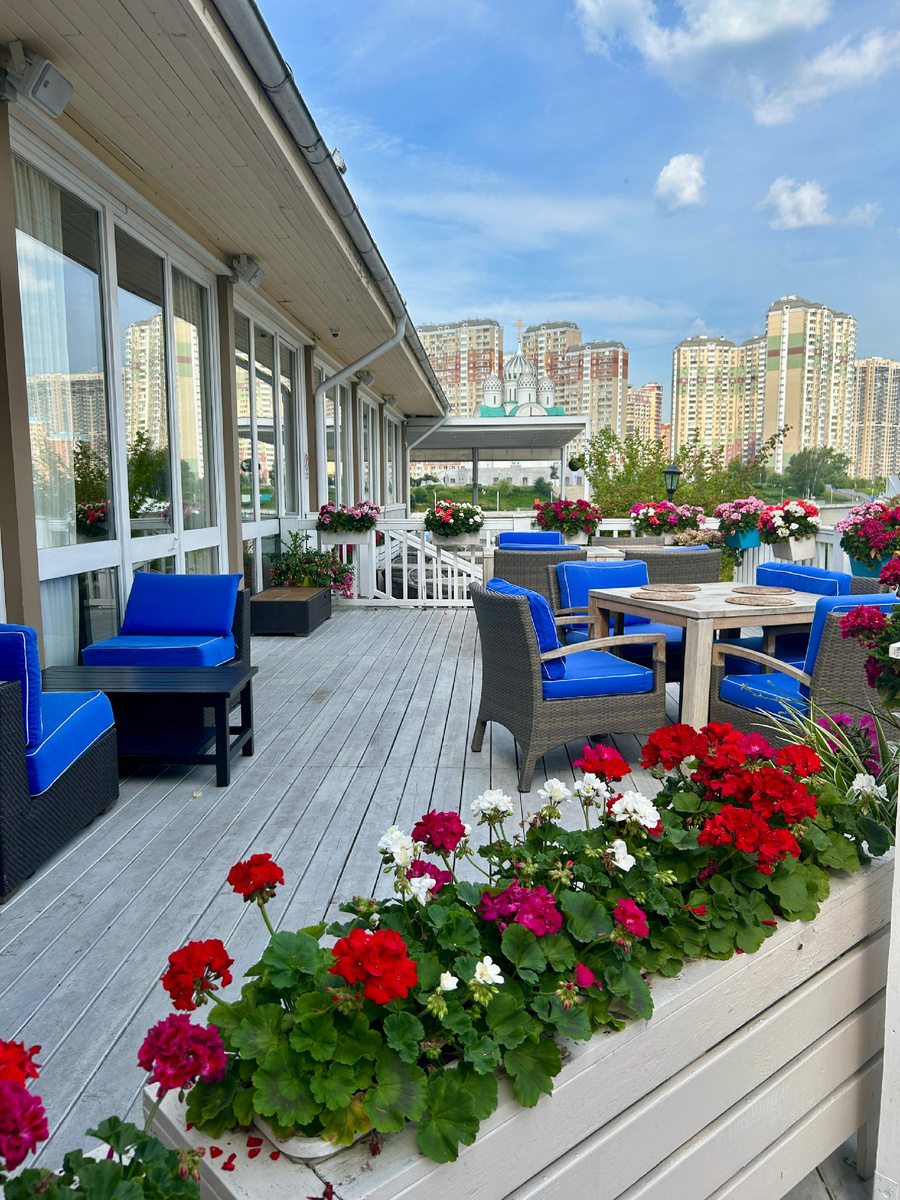 Она же с другой стороны 