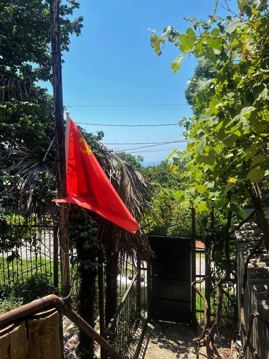 На горизонте море) 