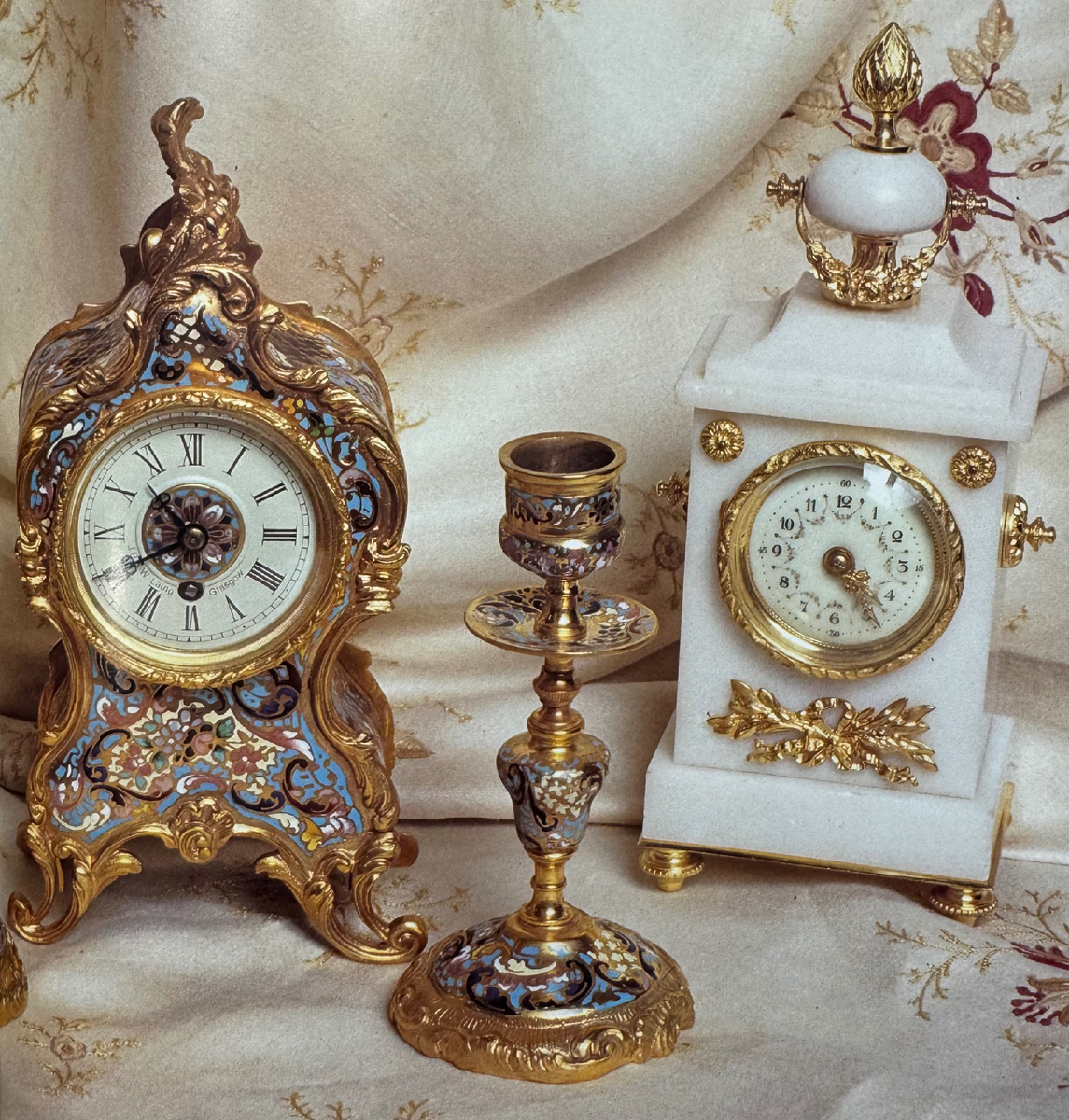 Подборка будуарных часов: одни  украшены позолотой и эмалью, вторые сделаны из белого мрамора и декорированы позолотой