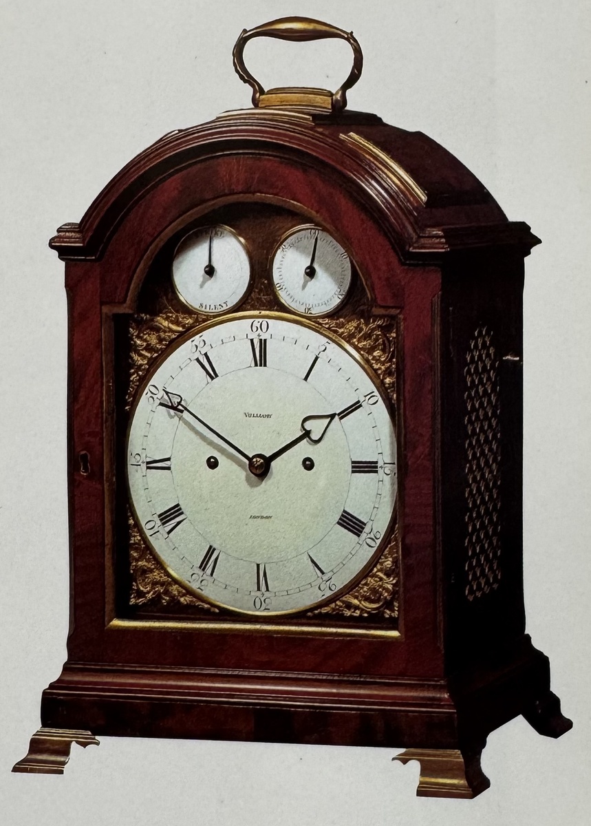 Консольные часы Георга Il'из красного дерева, с боем и ручкой, подписанные "Вильями из Лондона». Красное дерево пазух свода украшено позолотой. Над основным циферблатом расположены два простых недекорированных вспомогательных циферблата