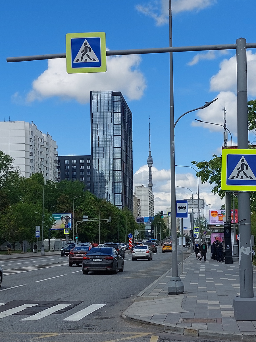 Около ТЦ "Райкин Плаза"