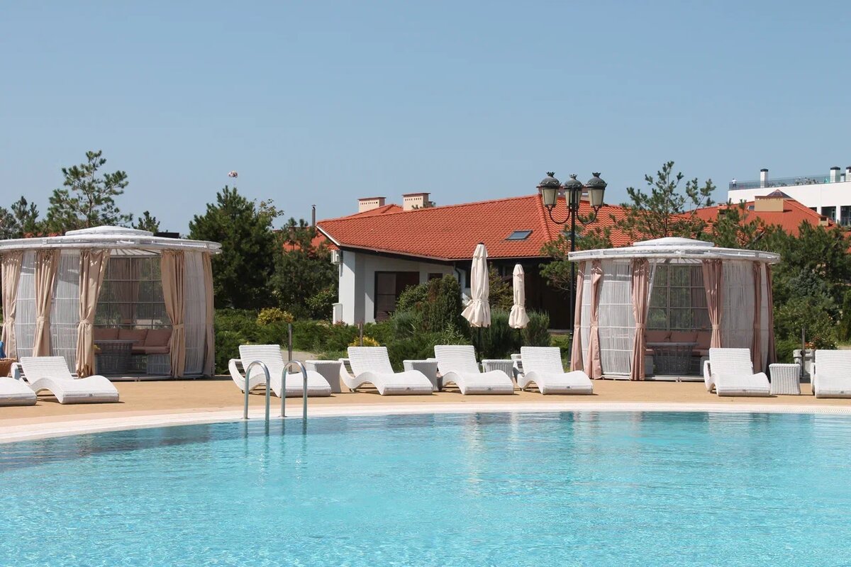 Мебель из искусственного ротанга, устойчивая к воздействию солнечных лучей, дождя и влаги, идеально подходит для зоны у бассейна