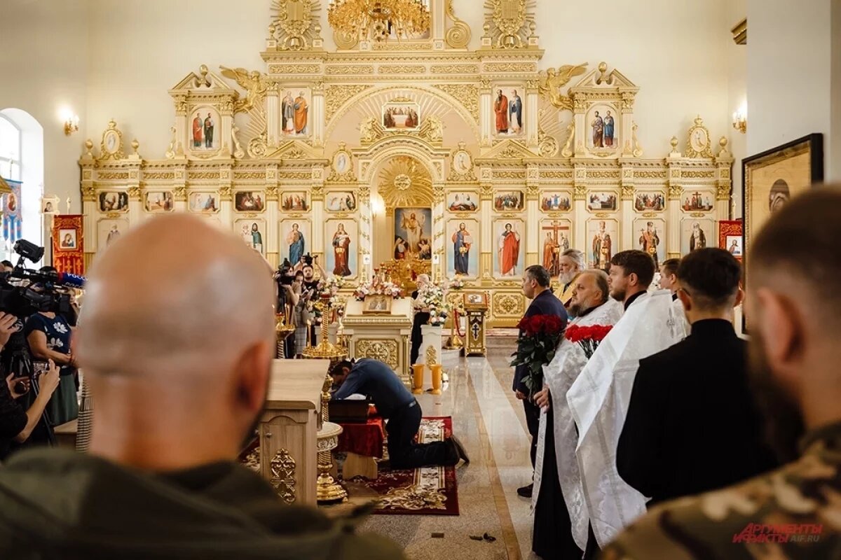    Хинштейн пришел на прощание с мальчиком, закрывшим собой мать при атаке ВСУ