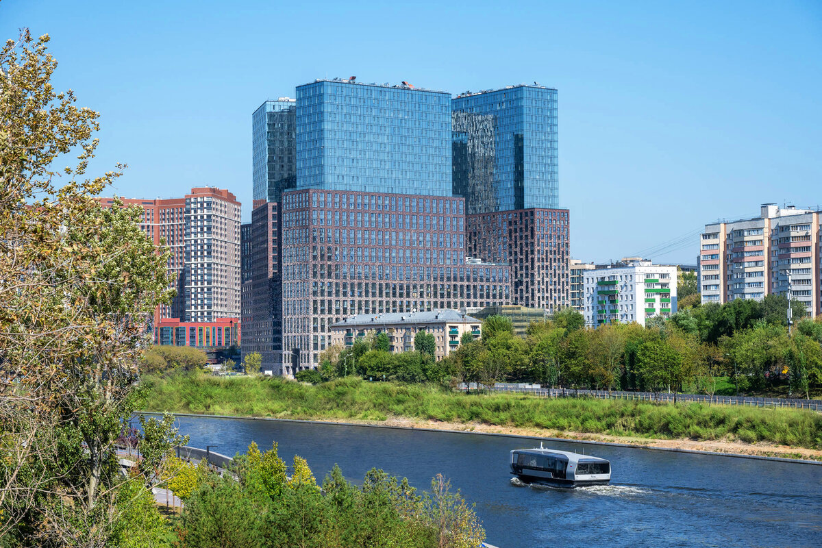 Набережная достаточно длинная — три километра, идеально для утренней пробежки или неспешной прогулки перед сном