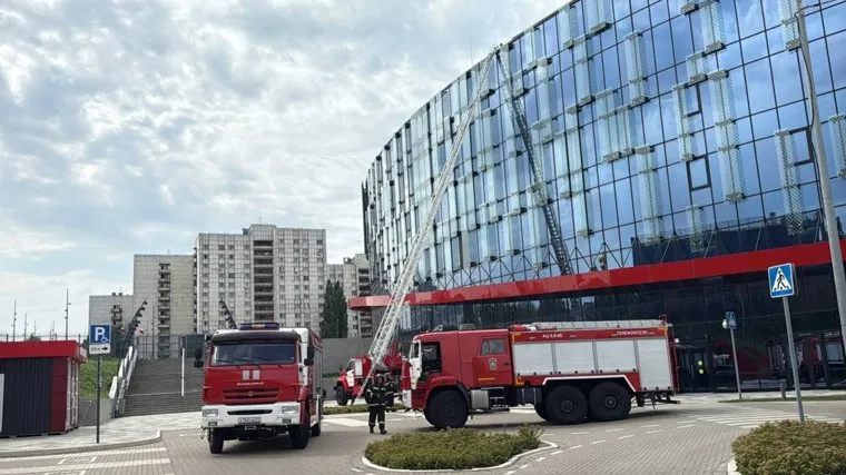 На «Белгород Арене» начался пожар после падения беспилотника
Фото: telegram-канала Вячеслава Гладкова