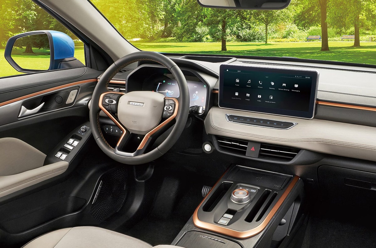 Чёрно светло-серый салон.