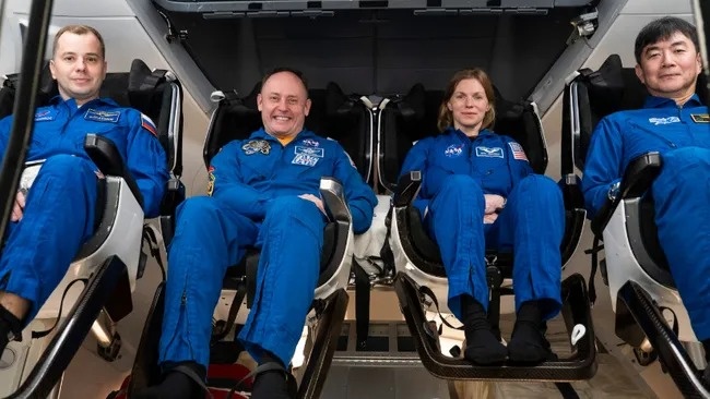     Члены экипажа SpaceX Crew-11 на борту космического корабля Dragon. Слева направо: космонавт Роскосмоса Олег Платонов, астронавты NASA Майк Финк и Зена Кардман, а также астронавт JAXA Кимия Юи. Фото: NASA