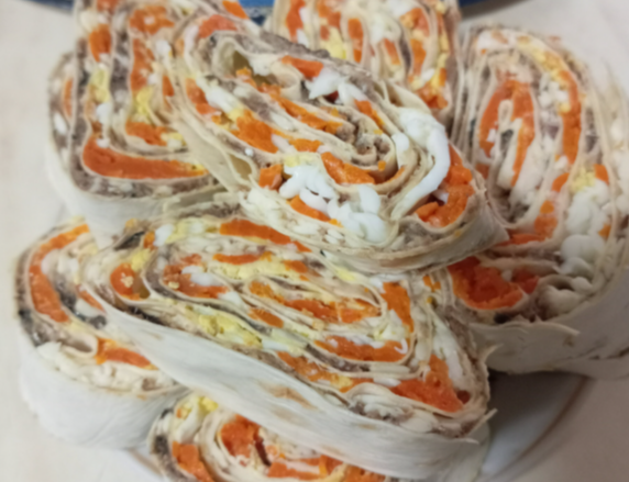 Рулет из лаваша со шпротами, яйцом и отварной морковью