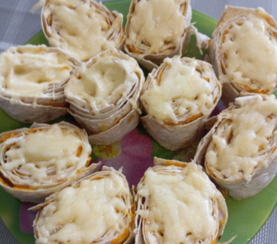 Рулет с курицей, луком, морковью и сыром