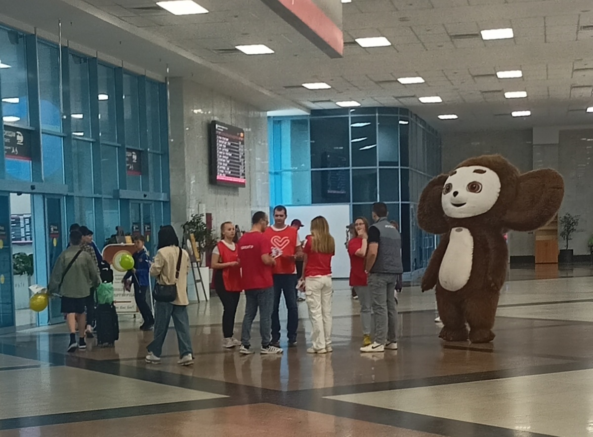 Чебурашка на вокзале Ростова-на-Дону в день защиты детей 2025 года. Фото Елены Кузнецовой.