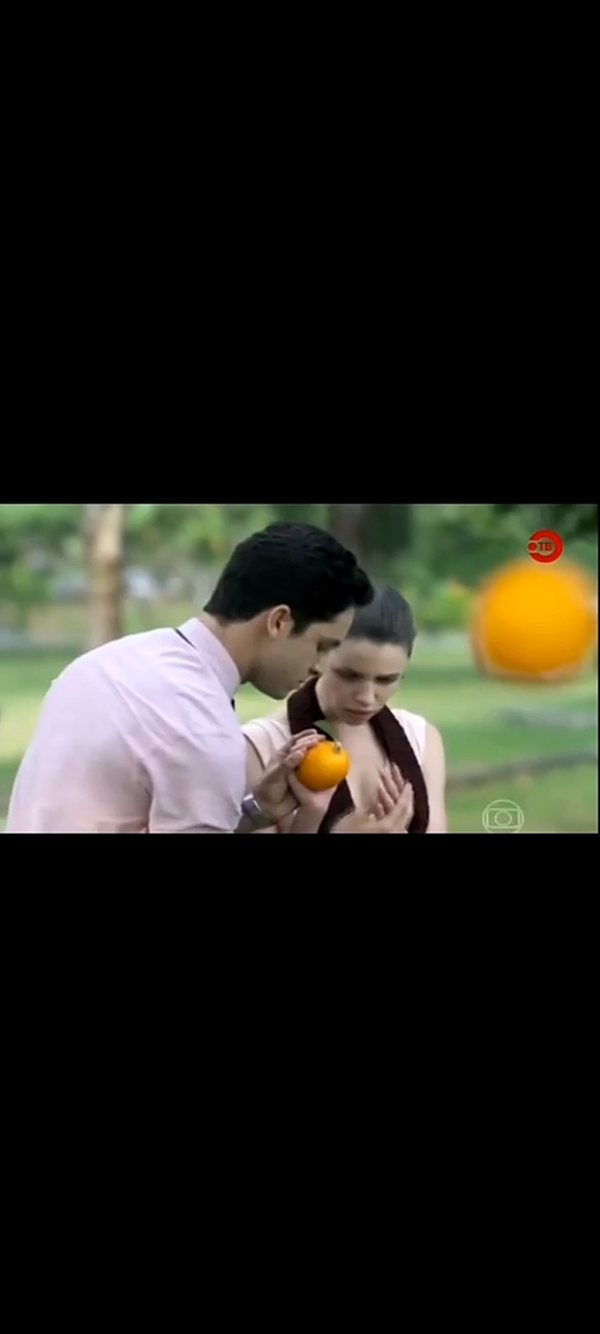 Линда и ее парень украшают дерево фруктами на Рождество.