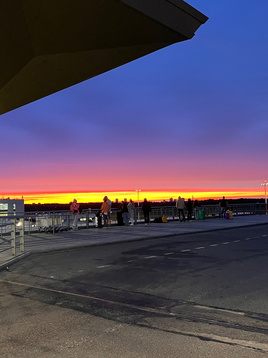 Питер провожал шикарным закатом. А когда мы сели в самолет, начался ливень.