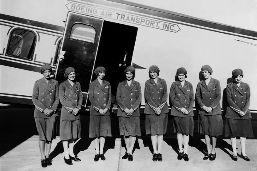    Эллен Чёрч (третья слева) и стюардессы рейса из Окленда в Чикаго Фото: National Air and Space Museum