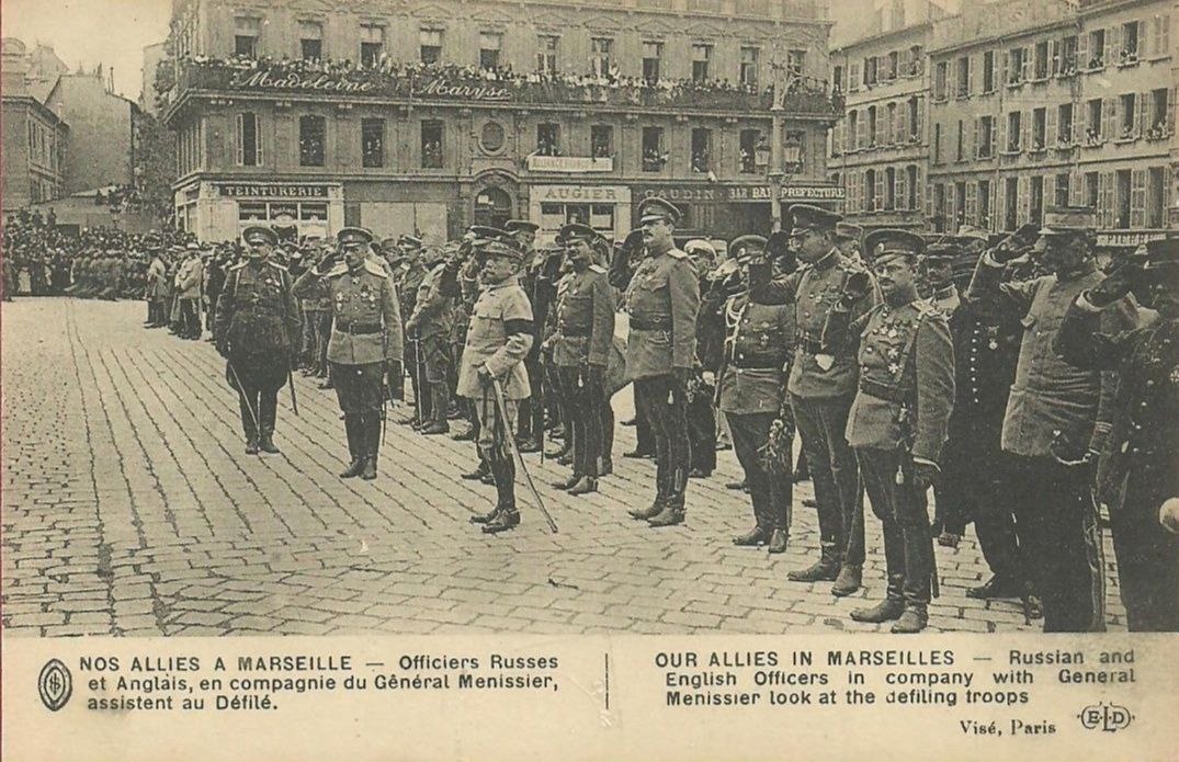 Русский экспедиционный корпус марширует по улицам Марселя. 1916 г. Общая численность Русских экспедиционных сил составляла около 50 000. Части для отправки заграницу стали формироваться в начале 1916 г. Переброска войск завершилась к концу лета этого же года. Половина отправилась во Францию, другая – на Балканский фронт. После Февральской революции русские экспедиционные части стали разлагаться. В сентябре 1917 года вспыхнуло восстание в лагере Ла-Куртин. В отличие от Временного правительства французские демократические власти с солдатами не церемонились и жестоко подавили мятеж