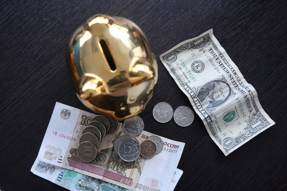    Небывало низкий курс доллара относительно рубля не дает покоя финансовым аналитикам Алексей БУЛАТОВ