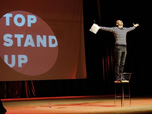      Стендап-комик на сцене