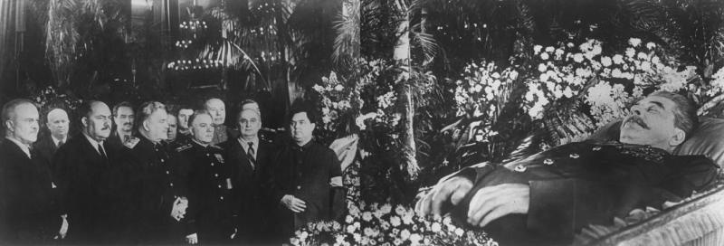 Прощание с телом Иосифа Сталина в Колонном зале Дома союзов. Высшее руководство СССР присутствует при открытом гробе вождя.