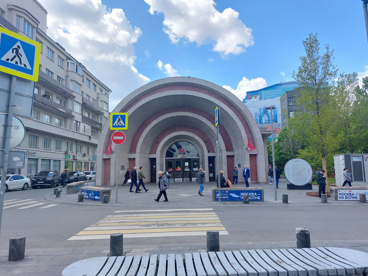 Метро Красные ворота. Выход 1