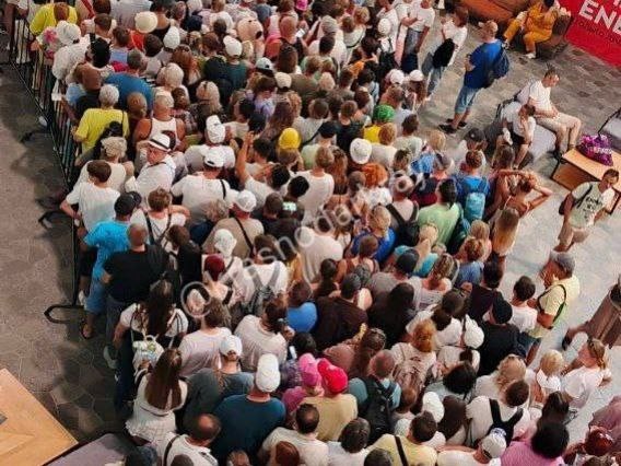 В Сочи на канатные дороги с ценой 100 рублей выстроились длинные очереди