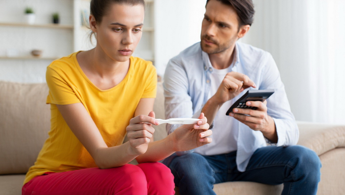 Он зарабатывает 300 тысяч, я — 70. Когда узнал о беременности, предложил делить расходы пополам