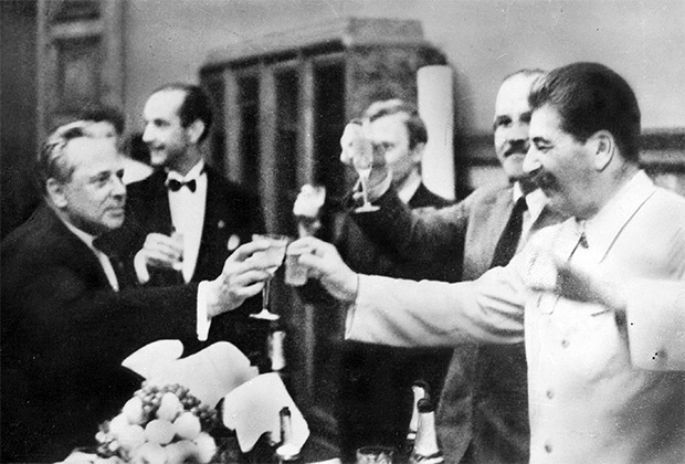 На фото изображены Риббентроп и Сталин на переговорах 1939 года.